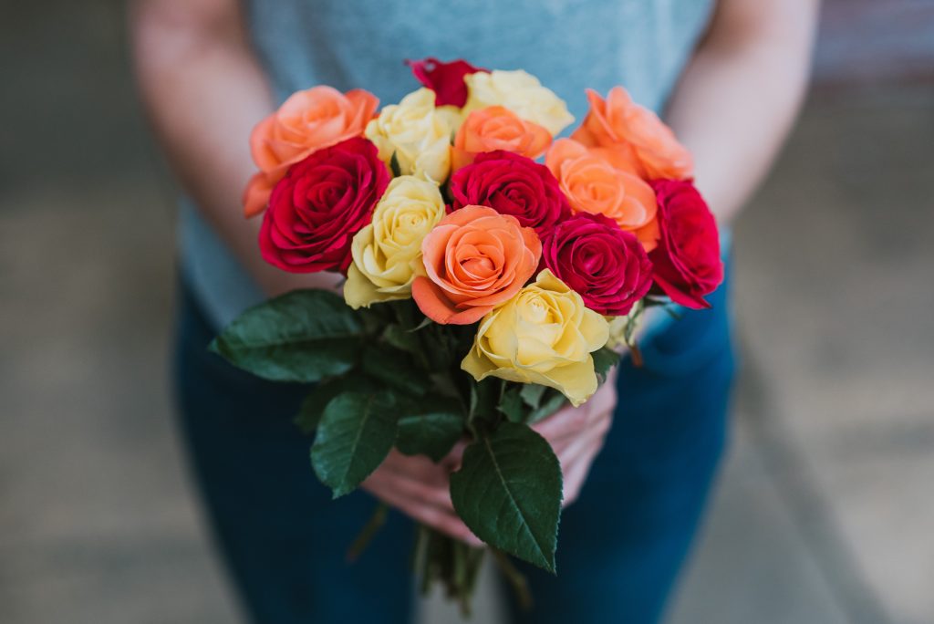 bunter blumenstrauß mit rosen