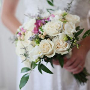 Braut mit Strauß weiße Rosen